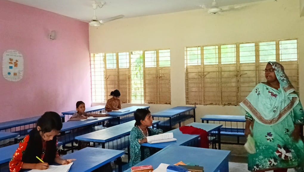 তিন ক্লাসে ছয় শিক্ষার্থী আর পাঁচ শিক্ষক দিয়ে চলছে সরকারি প্রাথমিক বিদ্যালয়
