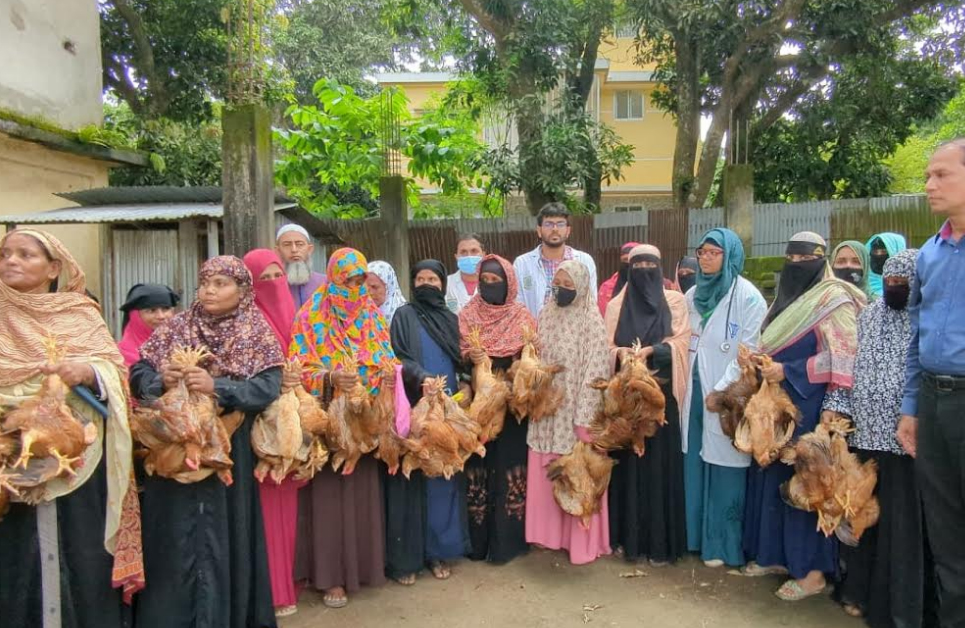 বন্যাদুর্গত খামারিদের পুনর্বাসনে বাকৃবির শিক্ষার্থীরা